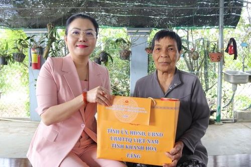 Bà Phạm Thị Xuân Trang thăm, tặng quà gia đình có công với cách mạng thị xã Ninh Hòa