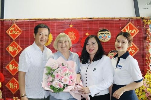 Giám đốc Sở Du lịch Khánh Hòa thăm du khách Đan Mạch có hơn 25 lần đến du lịch, đón Tết ở Nha Trang