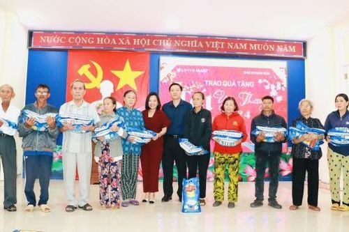 Báo Khánh Hòa và Lotte Mart Nha Trang trao 1 tấn gạo cho người dân xã Suối Cát