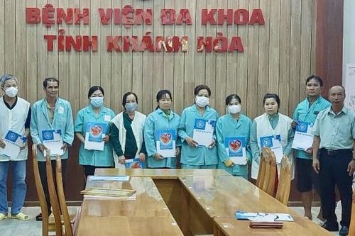 Bảo hiểm xã hội tỉnh thăm và tặng quà 20 bệnh nhân nghèo đang điều trị tại bệnh viện