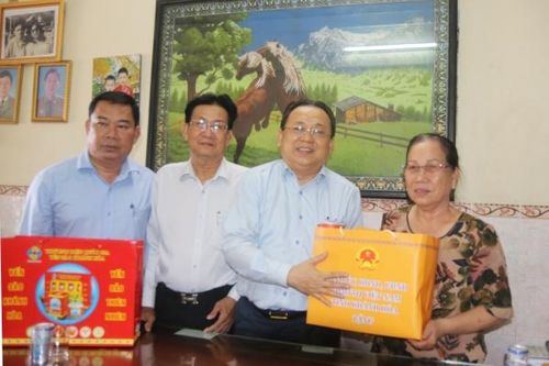 Phó Chủ tịch Thường trực UBND tỉnh Lê Hữu Hoàng thăm, chúc Tết các gia đình người có công TP. Cam Ranh