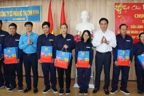 Phó Bí thư Thường trực Tỉnh ủy Nguyễn Khắc Toàn tặng quà Tết cho người lao động có hoàn cảnh khó khăn tại Công ty Cổ phần Đô thị Cam Ranh
