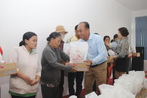Công ty Cổ phần DT Group tặng gần 2.500 suất quà Tết cho người nghèo
