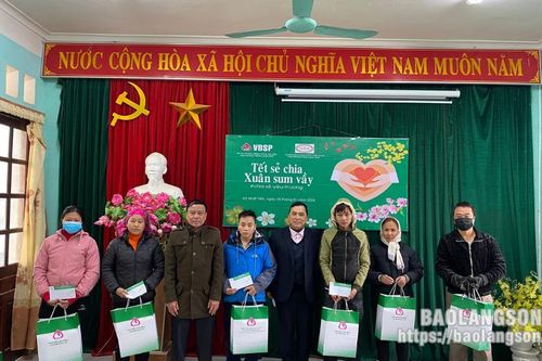 Tặng 30 suất quà tết tại xã Nhất Tiến, huyện Bắc Sơn