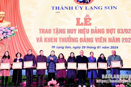 Thành ủy Lạng Sơn trao Huy hiệu Đảng đợt 3/2 và khen thưởng đảng viên năm 2023