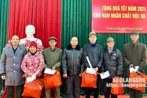 Tặng 27 suất quà tết cho nạn nhân chất độc da cam tại huyện Lộc Bình