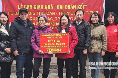 Bàn giao nhà 'Đại đoàn kết' cho hộ nghèo