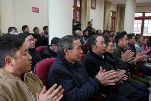 Tặng quà bí thư chi bộ thôn, tổ dân phố, trưởng thôn, tổ trưởng tổ dân phố dịp tết Nguyên đán Giáp Thìn 2024