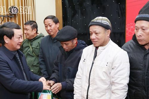 Bộ trưởng, Chủ nhiệm Ủy ban Dân tộc Hầu A Lềnh thăm và tặng quà tết tại thị xã Sa Pa