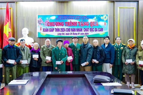 Tặng quà gia đình nạn nhân chất độc da cam huyện Mường Khương