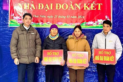 Trao nhà 'Đại đoàn kết' cho hộ nghèo xã Thái Niên