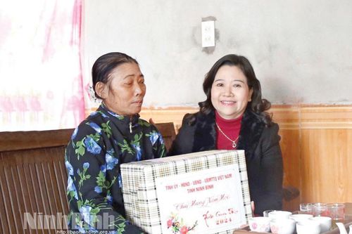 Đồng chí Trưởng Ban Tuyên giáo Tỉnh ủy thăm, tặng quà nhân dịp Tết Nguyên đán Giáp Thìn