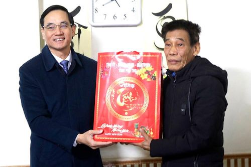 Thăm, tặng quà gia đình chính sách, doanh nghiệp tại huyện Thanh Ba