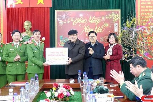 Đồng chí Chủ tịch HĐND tỉnh thăm, chúc tết tại huyện Mai Sơn