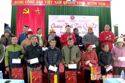 300 triệu đồng tặng gia đình có hoàn cảnh khó khăn huyện Chiêm Hóa
