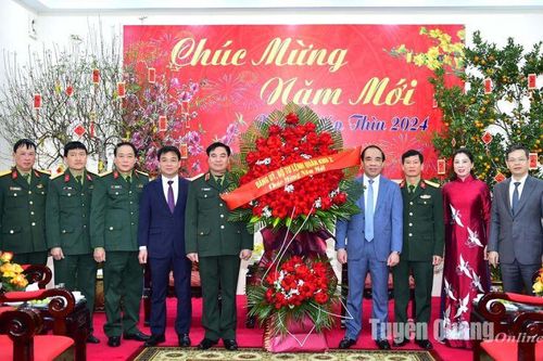 Bộ Tư lệnh Quân khu 2 thăm, chúc Tết tỉnh Tuyên Quang