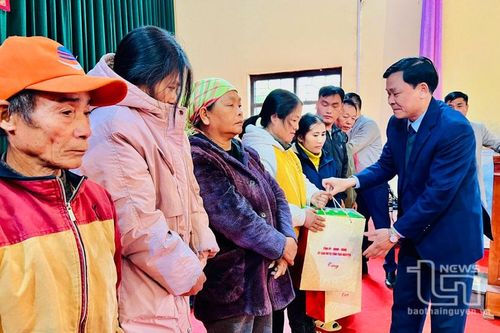 Lãnh đạo tỉnh tặng quà Tết tại Phú Lương và Định Hóa