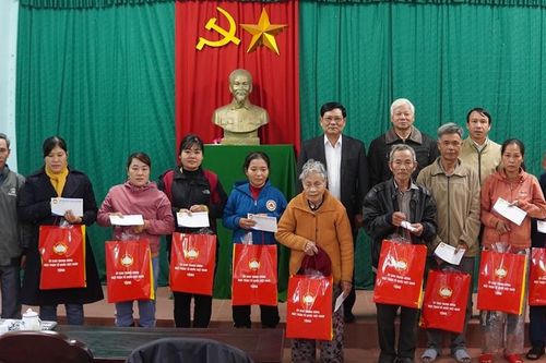 Chia sẻ cùng các hộ gia đình khó khăn
