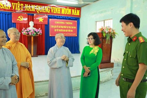 Đồng Nai: Phân ban Ni giới tỉnh thăm và tặng quà Tết đến phạm nhân nữ tại Trại tạm giam B5