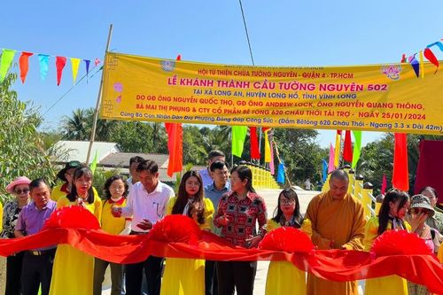 Hội Từ thiện chùa Tường Nguyên bàn giao cầu bê-tông, nhà tình thương và tặng quà tại Vĩnh Long