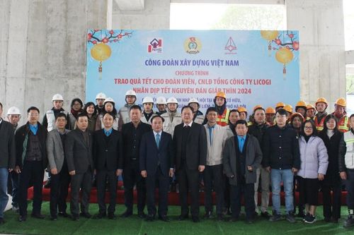 Thứ trưởng Bộ Xây dựng Nguyễn Văn Sinh thăm và tặng quà người lao động nhân dịp Tết Giáp Thìn 2024