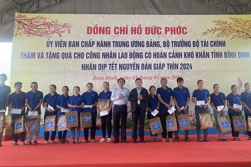 Bộ trưởng Hồ Đức Phớc thăm, tặng quà Tết tại Bình Định