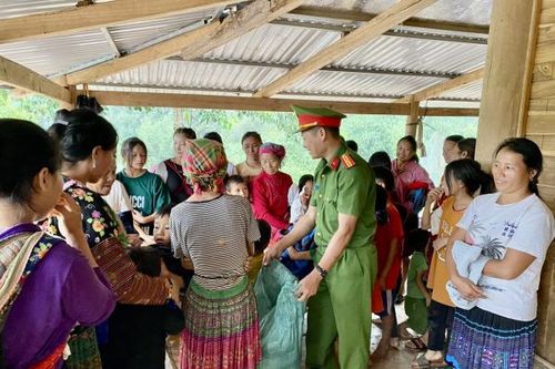 Nhà giáo CAND 'nằm vùng', bám cơ sở