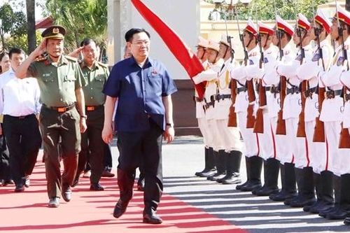Chủ tịch Quốc hội Vương Đình Huệ động viên, chúc Tết lực lượng vũ trang tỉnh Bạc Liêu