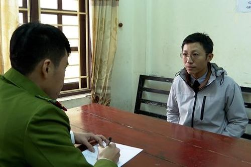 Phát hiện cơ sở chế tạo gần 2.500 lọ nước hoa giả