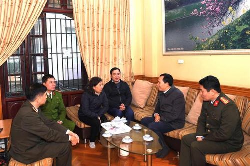 Thứ trưởng Lê Văn Tuyến chúc Tết gia đình các đồng chí cố lãnh đạo Bộ Công an