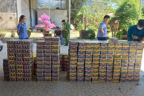 Chở hàng chục bao tải pháo lậu trên xe dán chồng biển số