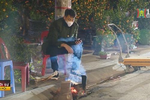 Tiểu thương canh đào quất xuyên đêm trong giá lạnh