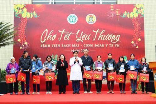 Ấm áp phiên chợ Tết nghĩa tình tại bệnh viện Bạch Mai