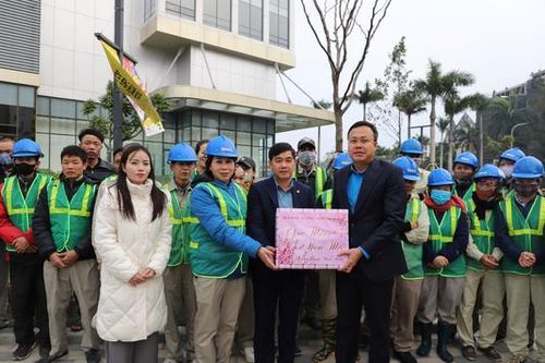Mang Tết đủ đầy đến đoàn viên, người lao động