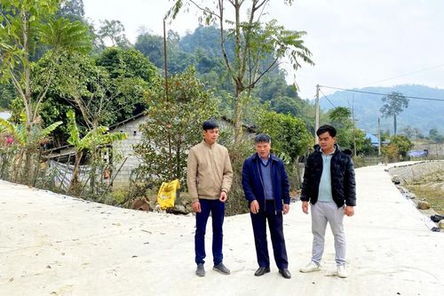 Những con đường 'ý Đảng, lòng dân'