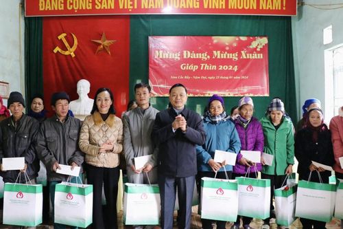 Phó Bí thư Thường trực Tỉnh ủy, Chủ tịch HĐND tỉnh Triệu Đình Lê chúc Tết, tặng quà tại huyện Trùng Khánh