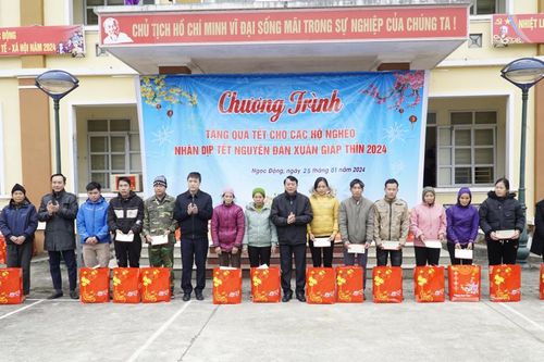 Chủ tịch UBND tỉnh Hoàng Xuân Ánh thăm tặng quà tết tại huyện Quảng Hòa và Trùng Khánh