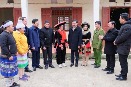Đoàn công tác của tỉnh tặng quà Tết tại huyện Bảo Lạc
