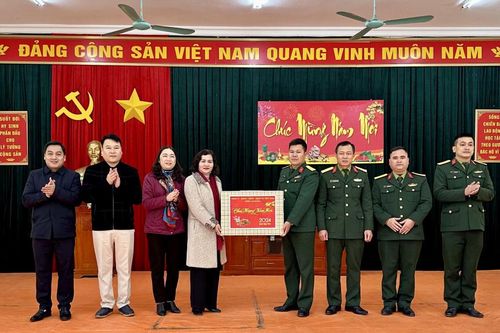 Đoàn công tác của tỉnh tặng quà tết tại huyện Hòa An