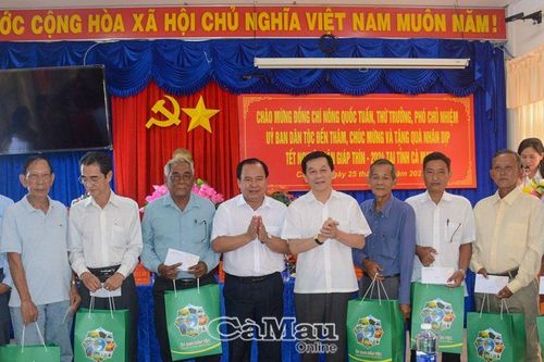 Phó chủ nhiệm Ủy ban Dân tộc thăm, tặng quà Tết đồng bào dân tộc tại Cà Mau
