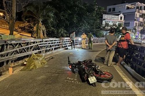 Xe máy phóng nhanh trượt dài trên cầu sắt An Phú Đông, 2 thanh niên thương vong