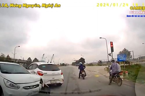 Tài xế ô tô càn quét loạt phương tiện rồi bỏ chạy