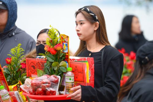 Dân công sở tranh thủ giờ nghỉ trưa đổ về Phủ Tây Hồ dâng lễ rằm tháng Chạp