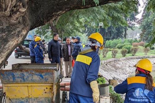 Động viên công nhân thoát nước dầm mình trong rét hại