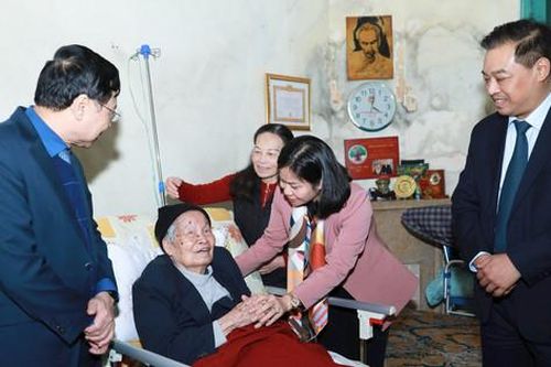 Phó Bí thư Thường trực Thành ủy thăm gia đình chính sách quận Hai Bà Trưng