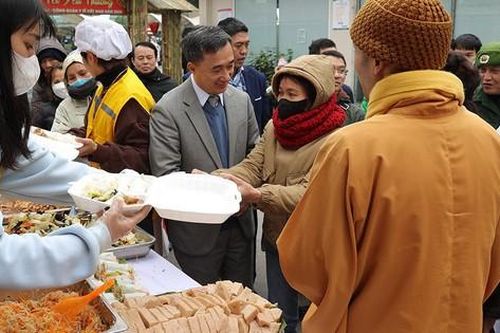 Thứ trưởng Bộ Y tế: 'Chợ Tết yêu thương' có ý nghĩa rất lớn động viên bệnh nhân phải ở lại điều trị dịp Tết