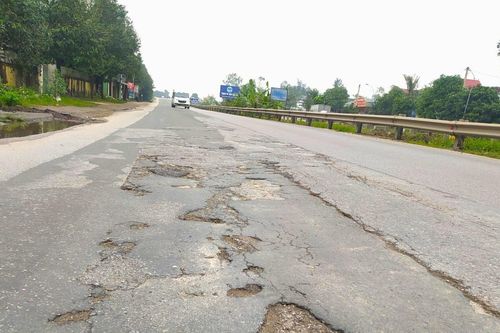 Quốc lộ 1 qua Vinh và Hà Tĩnh xuống cấp nghiêm trọng, đề nghị tạm dừng thu phí