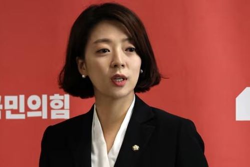 Nữ nghị sĩ Hàn Quốc bị đập đá vào đầu giữa Thủ đô Seoul