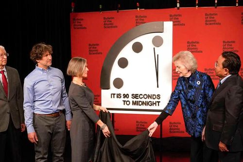 Đồng hồ Ngày tận thế chỉ 90 giây trước nửa đêm, thể hiện thế giới 'bất ổn'