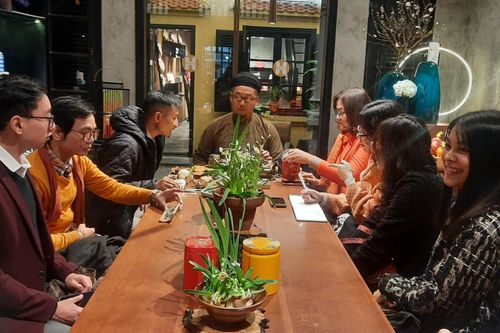 Thưởng trà, ngắm hoa thủy tiên ngày Tết